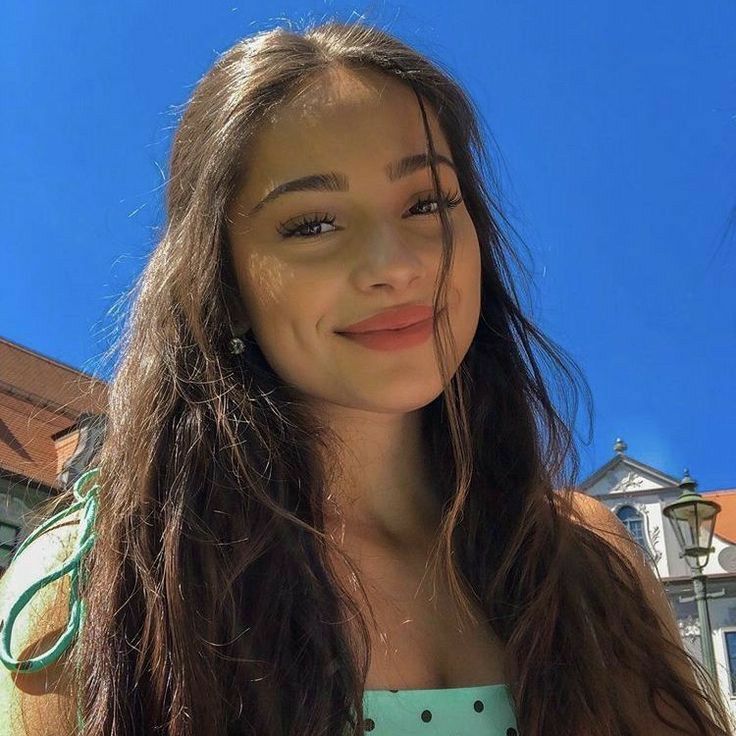 <em>Isabel mora.</em>